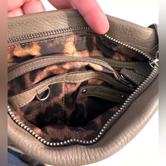 B. MAKOWSKY Crossbody Purse Taupe Tan Beige Brown Leather Handbag Buckle Pockets - Picture 12 of 16
